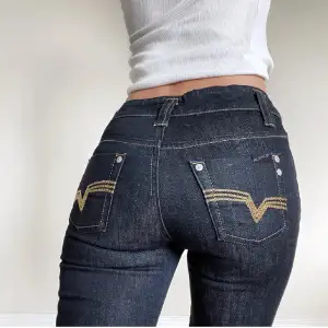 Lågmidjade jeans från 00-talet💋, strl W27, midjemått 66 cm innberslängd 74 cm✨ Pris kan diskuteras vid snabb affär! skriv för fler bilder✨HAR ETT PAR TILL LÅGMIDJADE JEANS I MIN PROFIL💋