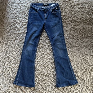 Replay jeans - Replay jeans i storlek 25. Köpte från plick men satt inte som jag tänkte❣️ Midjemått runt om ca 74 cm. Innerbenslängden ca 78 cm. Hela längden på byxorna ca 94 cm. Hör av dig om du har några frågor/fler bilder🥰