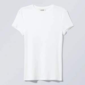 fin vit t-shirt från weekday som är knappt använd. 