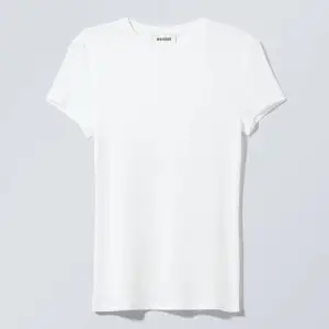fin vit t-shirt från weekday som är knappt använd. 