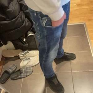 Replay jeans - Riktigt snygga och bekväma Replay jeans som är i väldigt bra skick för endast 400kr🙌🏻 modellen är anbass hyper reflex