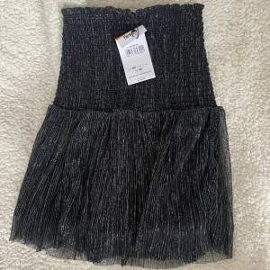 En jättefin kjol som jag köpte för att använda som topp. Har redan en likadan i S så tänkte sälja ena. Köpt i Polen