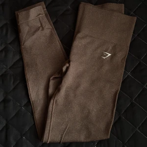 Gymshark tighrs - Gymshark tights i strl xs funkar även på s.  Fick i pressent men passade inte så i nyskick 🤎