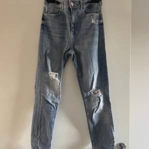 Jeans till salu i storlek 34, en tight modell med en slits detalj längst ner. I gott skick