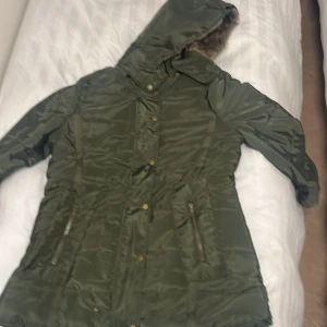 Jacka - Köpte denna jackan fast den ej var finns. Fanns tyvär ingen retur så behöver sälja den nu. Aldrig använd tillkommer orginalpaket. Finns i både L och M. Kvinno jacka.