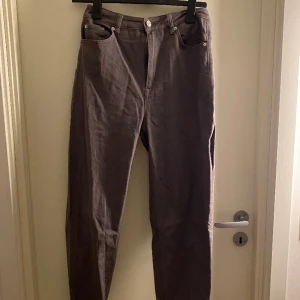 Jeans - Gråa jeans, uppvikta nertill, pösiga, bra skick, använda få gånger.