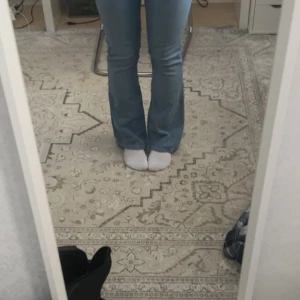 Lågmidjade ”Low Boot”  lager 157 byxor blåa  - Blåa lager 157 byxor  Passar mig som är 165 