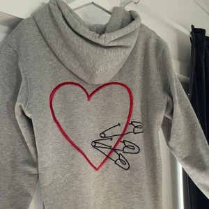 Mira Paris hoodie - Säljer min snyggaste hoodie ifrån Mira Paris, säljer den i topp skick då jag inte har den till så mycket användning längre❣️ köpt för 1700kr nypris, hör av er vid frågor😊