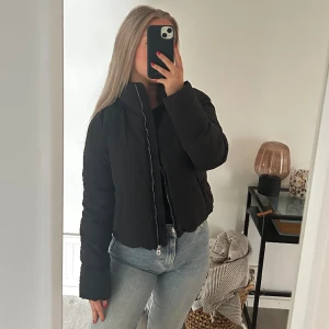 Vinterjacka  - Säljer denna vinterjacka ifrån ONLY. Värde 649kr, storlek XS.