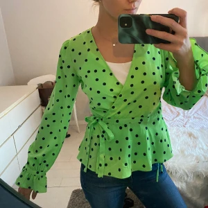 Blus  - Säljer denna super häftiga blus från bikbok i storlek S! Perfekt till bara ett par jeans.  Återkom vid frågor 💚