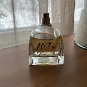RiRi by Rihanna EdP 100 ml - Säljer RiRi parfymen av Rihanna. Har tyvärr tappat bort locket. Pris kan diskuteras. 