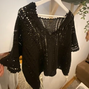 Virkad topp  - Svart virkad topp, layer topp.  