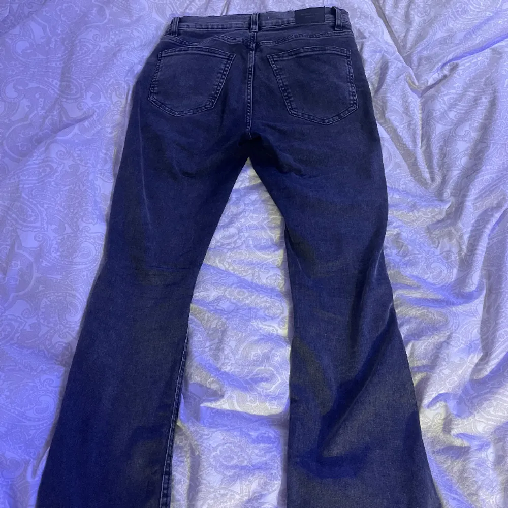 Säljer mina Gina jeans för de inte passar längre. De är i bra skick förutom nere vid benen eftersom de är för långa för mig (163) men det går att sy upp. Köpte dom för 500kr i sommras och inte jätte använda. Priset kan diskuteras❤️. Jeans & Byxor.
