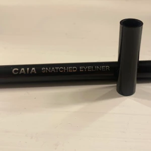 Eyeliner caia - Säljer två jätte fina  eyeliner från Caia då jag själv inte använder mig utan det så produkterna är aldrig använda!❤️❤️ ”nypris 195”  1 för 150  2för 235