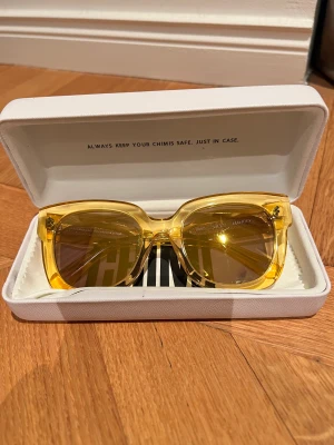 Chimi 08  - Chimi 08/008 gula. Inga repor eller märken. Helt spegelglas. 