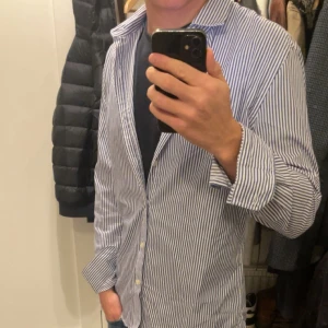 Randig Skjorta  - Riktigt go skjorta som du bör ta ett kik på.