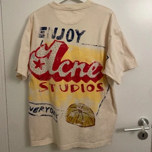 Acne studios T-shirt  - T-shirts från Acne Studios. Knappt använd. Pris går att pruta på! (Storleken är väldigt oversized) 