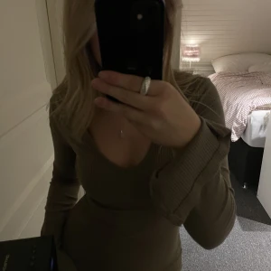 Brun långklänning  - Brun superfin klänningen, den går ner till vaden/ankeln, stretchig och skön🤎