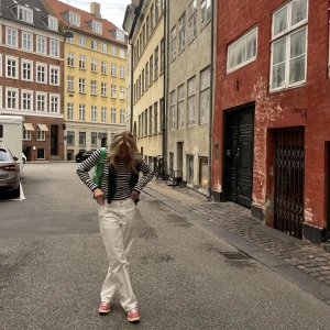 Carhartt byxor  - Säljer mina skitsnygga byxor från carhartt köpta i Köpenhamn. Knappt använda och också därför de säljs men så himla snygga!!! Strl 27 men passar även mig som vanligtvis har 25/26 beroende på hur man vill att de ska sitta🤍 Nypris 1200kr