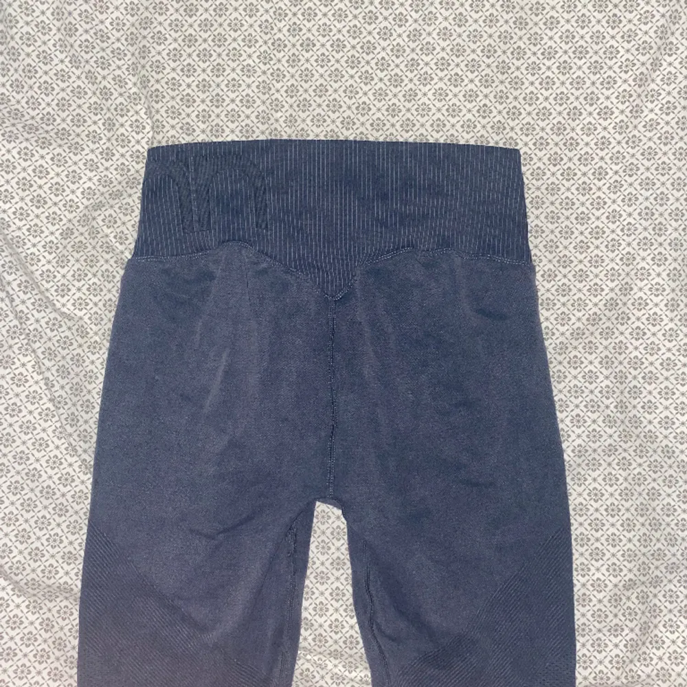 Thightsen ska påminna lite om Washed demin och har lite mer jämn färg i verkligheten än vad som framkommer på bild.. Farkut & Housut.