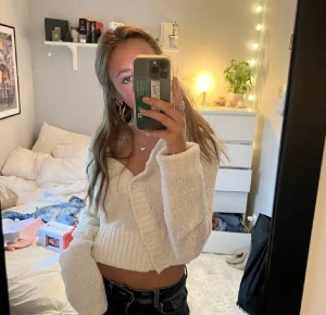 & Other stories tröja - Säljer den här fina koftan/tröjan från &other stories som jag köpte här på plick! skriv för mer info/bilder 💗💗(bilderna är lånade)