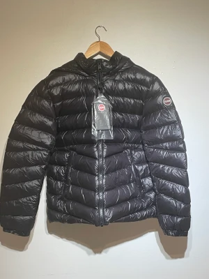 Colmar vinterjacka  - Säljer en helt ny colmar vinterjacka.  Färg: svart  Storlek: L Nypris: 6499kr Vinter jackan är helt ny med prislappen kvar. Fler frågor så kontakta mig. 