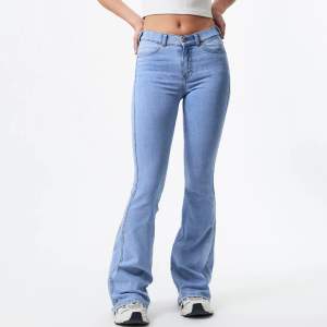 jättefina low waisted/ mid waisted jeans i storlek S