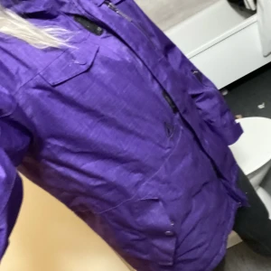 Skidjacka  - Skidjacka i as snygg färg. Första bilden mest rättvis färg. Snöskydd runt mage och handleder. Ficka för liftkort. Storlek S är over size modell så skulle fungera till M och L också. Säljes då den enbart har fått följa med på en skidresa. 