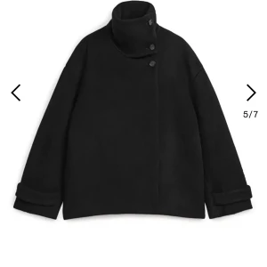svart Arket kappa - Säljer denna sjukt snygga kappa från Arket. Köpte den för ett år sen men den är använd sparsamt så den är som ny! Inte helt säker på om jag vill sälja den, men skriv gärna vid intresse! Ny pris 2300kr mitt pris 1200kr!