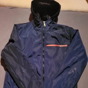 Prada jacka - Prada jacka i storlek S, skick 9/10. Självklart äkta, inköpt från grailed för ett betydligt högre pris än det jag säljer för.