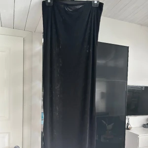 Långkjol - As skön tunn pennkjol som sitter bra på, ser genomskinlig ut men de är den inte när den sitter mot kroppen. Skriv för mer information. 🩶 