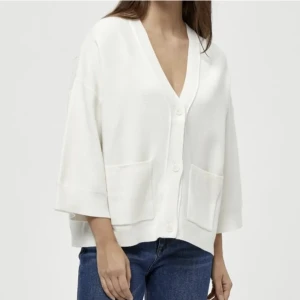 Trekvartsärmad kofta - Trekvartsärmad kofta, kommer ej till användning💕 köptes för 850, frakt ingår inte och ligger på 66-86