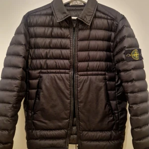 Stone island jacka - Hej. Säljer en stone island jacka i nyskick. Endast använd få antal gånger. Qr kod finns för att bekräfta äkthet. Skriv vid frågor :)