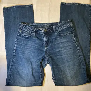 Säljer dessa nya jeansen från Perfect jeans som är för korta för mig, dem är aldrig använda och säljer för att de inte gick att skicka tillbaka innerbenslängd-79cm Midjemått-39cm (rätt över) Skriv privat för fler bilder💕 