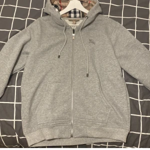 Burberry check hoodie - Säljer min burberry hoodie, endast använt 2 gånger, som ny, inge skador eller fel, Pris går diskuteras, jätte varm och tjock perfekt nu till vintern, väldigt stek 🥩storlek: XL passar perfekt till L oxå pga att den är tjock.