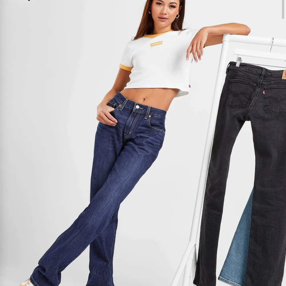 Säljer ett par helt oanvända Levi’s Low Pro jeans, med etiketterna kvar på (alltså nyskick). Säljer då jag har två par.  Storlek 27.   Köpta för 1080:-   Säljer för 400:-. Jeans & Byxor.