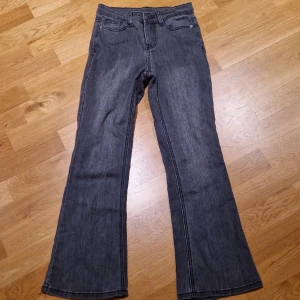 Jeans - Nu säljer jag mina snygga gråa bootcut jeans.
