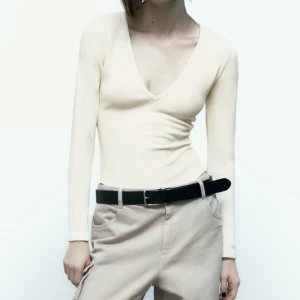 Vit body - Säljer denna jätte fina body ifrån zara med V-ringning. Storlek S, aldrig använd prislapp kvar. 🤍