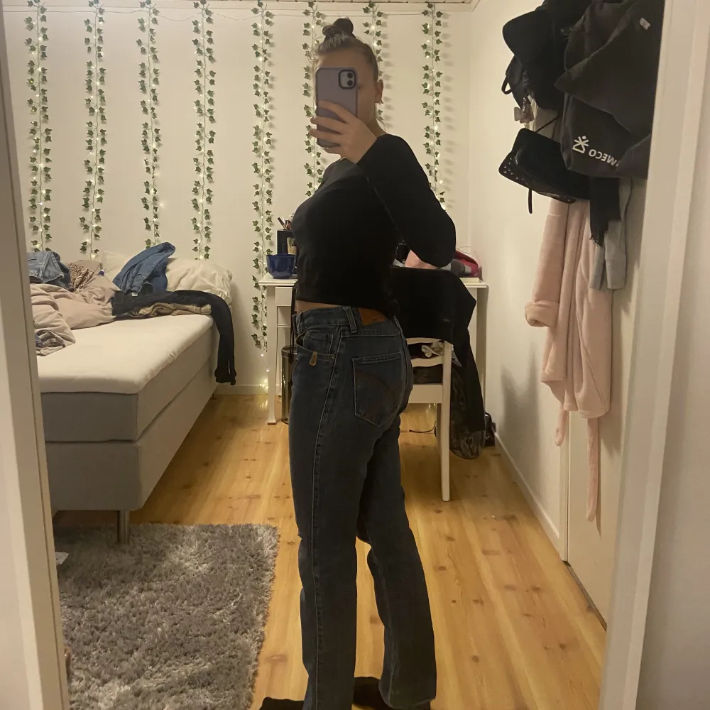 Detta är ett par jeans från märket flash. Jeansen är köpta second hand och är i gott skick. Jeansen är i stilen Brenda. Jeansen är uppsydda och på ett av benen har stygnen gått upp men det kan fixas lätt. Storleken är 36 N. Priset kan diskuteras💕. Jeans & Byxor.