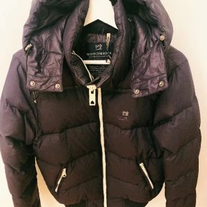 Scotch & Soda Jacka - Hej! Säljer min mammas snygga Scotch & Soda jacka som är perfekt nu inför vintern! Den är i storlek S men passar M💫  Nypriset är 3500kr men jag säljer den för 600! Pris kan diskuteras🤗💫