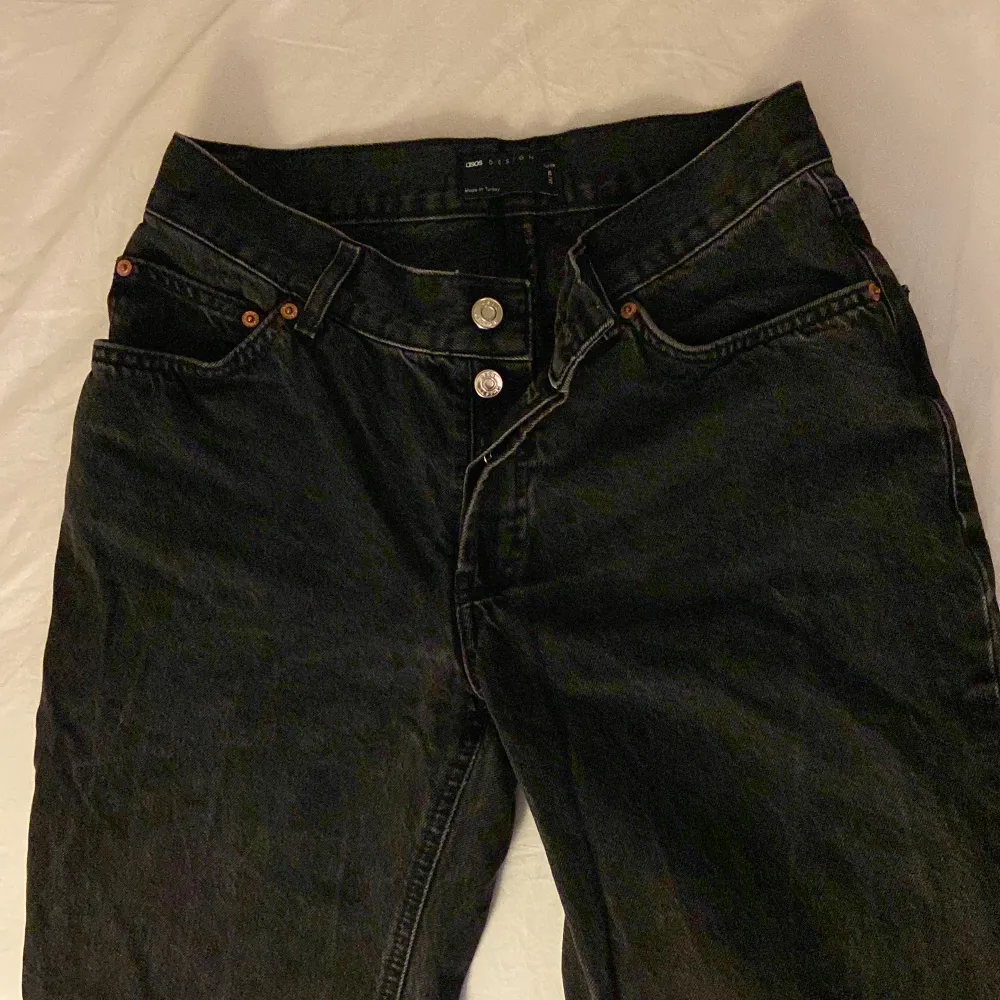 Lågmidjade svarta jeans med slits längst ned på benen, jätte bra pass form! Dom är petite i modellen men passar någon som är runt 160, pris kan självklart diskuteras!. Jeans & Byxor.