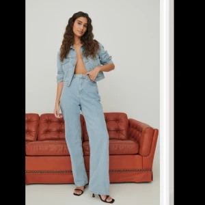 Jeans från na-kd.  - Blå jeans från na-kd. Oanvända med lappen kvar. Storlek 32. Pris 150kr