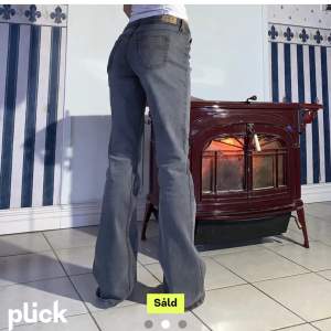 Gråa vintage jeans i bootcut🩷 midja 81,5 cm + stretch & innerben 82 cm (lånade bilder) 