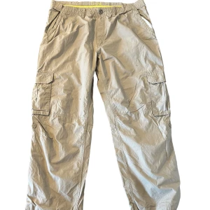 Cargo pants  - Beiga cargo pants baggy fit⭐️i bra skick! Sitter som strlk L