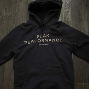 Marinblå Peak Performance hoodie