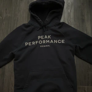Peak Performance  - Marinblå Peak Performance hoodie