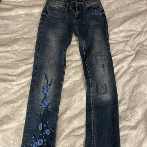 Jeans  - Ungefär xs i storlek, väldigt fina och aldrig använda💕skriv för fler bilder 