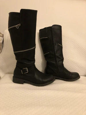 Stövlar  - Trött på att frysa om fötterna?  Dessa är värma och sköna och stretchiga vid vaderna för oss som har lite större, stl.38 och normala i storleken, fodrade innuti.   Använda 2 gånger och därför i nyskick   Nypris 799kr   Passa på med fri frakt 