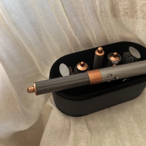 Dyson Airwrap Multi-styler Complete long - Dyson Airwrap Multi-Styler complete long. Ingår självklart den fina förvaringslådan samt originalförpackning.  Har längre munstycken och är anpassad till längre hår.  Använd sparsamt, en del av munstyckena är inte använda alls.  Inköpspris 6490;-