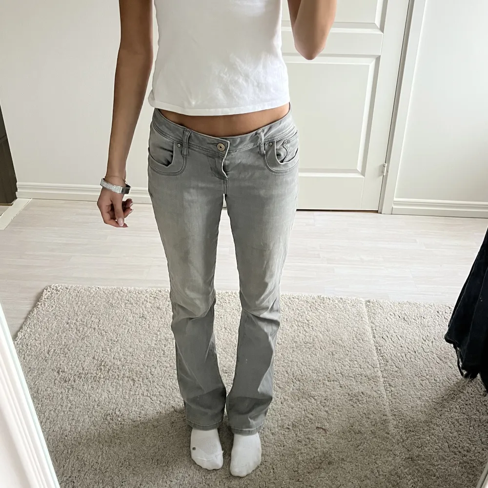De populära ltb jeansen, perfekta i benen på mig som är 176✨ Innerbenslämgd 87 cm, midjemått tvärsöver 38 cm. Pris kan diskuteras🌸. Jeans & Byxor.
